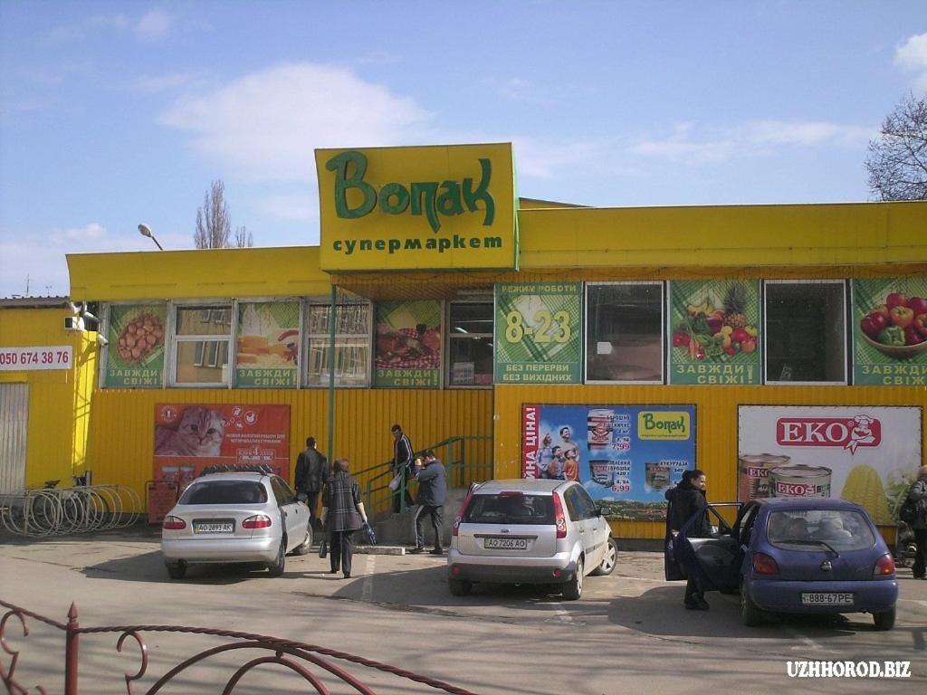 Supermarket nebo jiné obchody v  hostelu nebo okolí