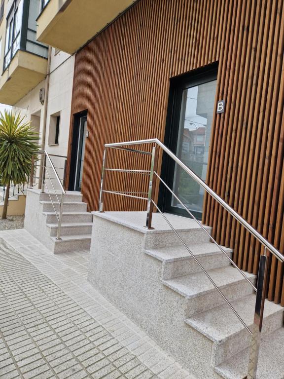 un conjunto de escaleras que conducen a un edificio en Apartaments Mariña A5, en Redondela