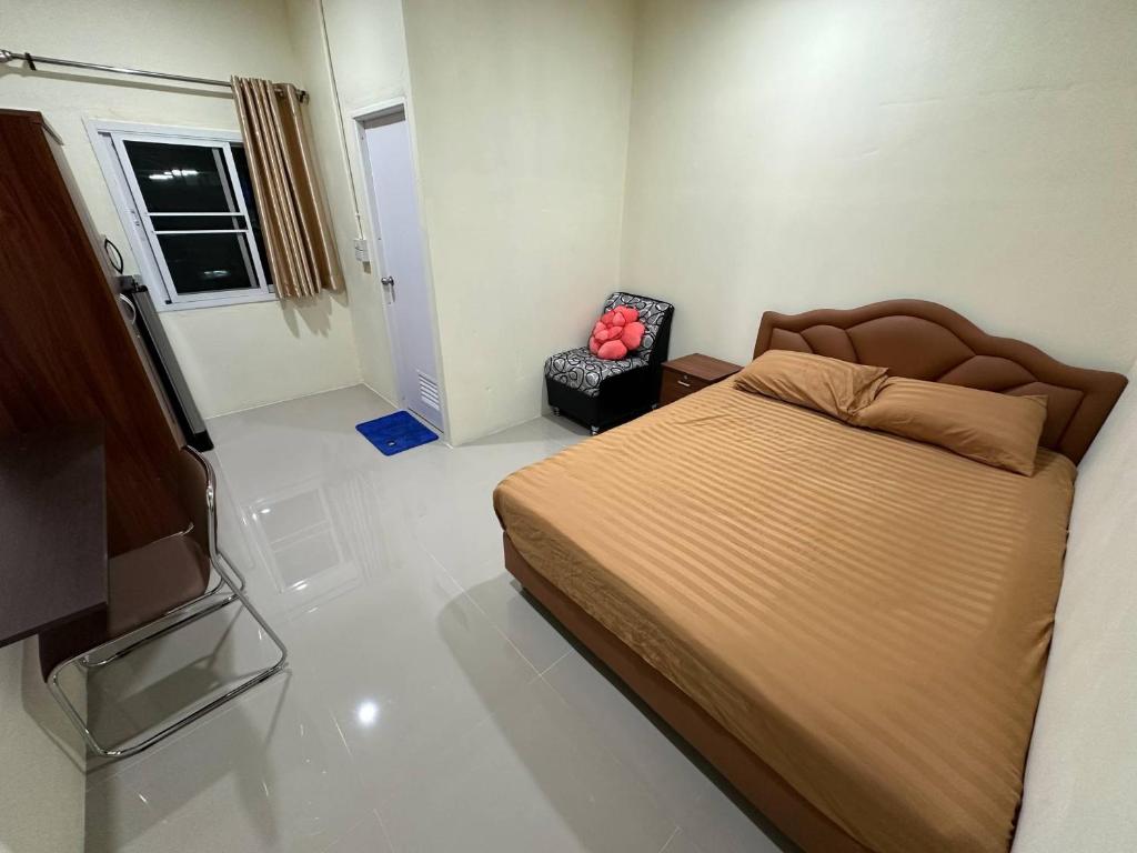 Postel nebo postele na pokoji v ubytování Nopphadon Hotel