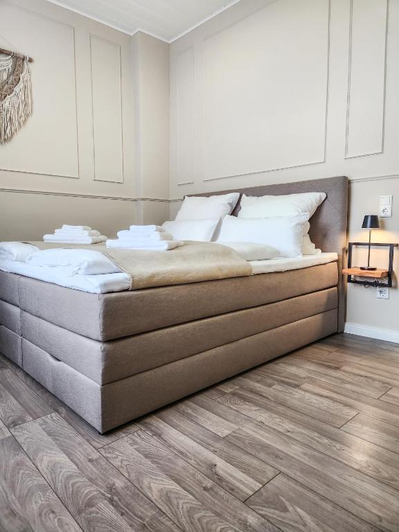 a bedroom with a large bed with white pillows at GELI Homes A2208 - 2x Zimmer, 2x Kingsize Bett, 1 bis 4 Personen, Parkplatz, TV, Wifi, top Küche, Kaffee, Tee in Lünen