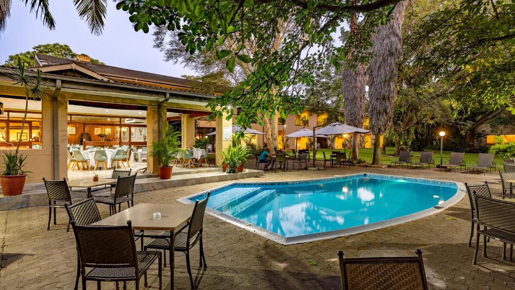 Swimming pool sa o malapit sa Hotel Numbi & Garden Suites