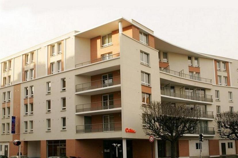 un gran edificio con balcones en un lateral en Massy TGV Appart Suite CITEA Affaires-Tourisme, en Massy