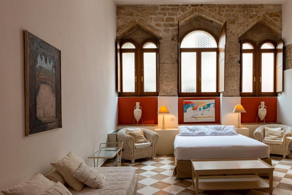 Hotel & Residenza 100 Torri في أسكولي بيتشينو: غرفة معيشة مع سرير وأريكة