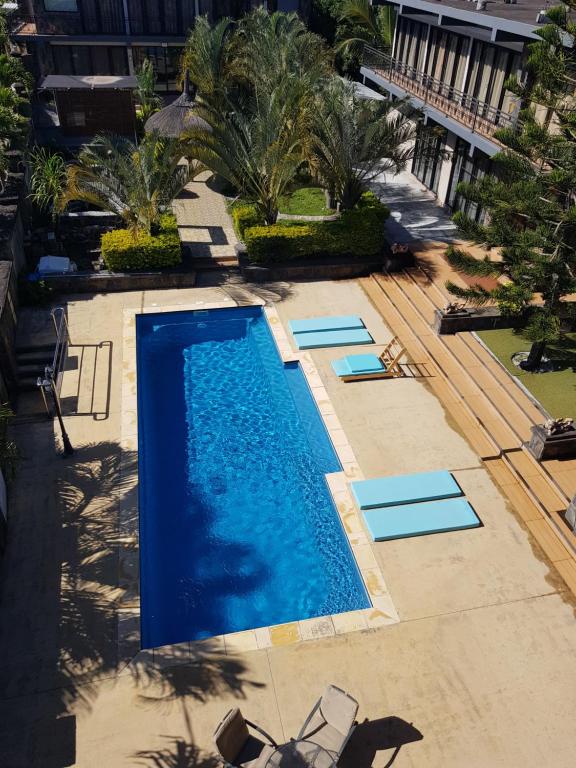 una vista aérea de una piscina en un complejo en Villas Rocher - Junior Suite 2C en Grand Baie