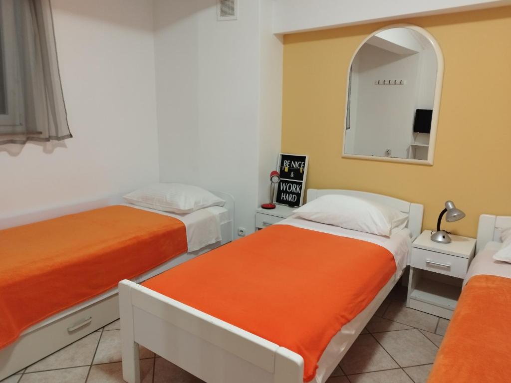 1 Schlafzimmer mit 2 Betten und einem Spiegel in der Unterkunft Apartment Marta in Split