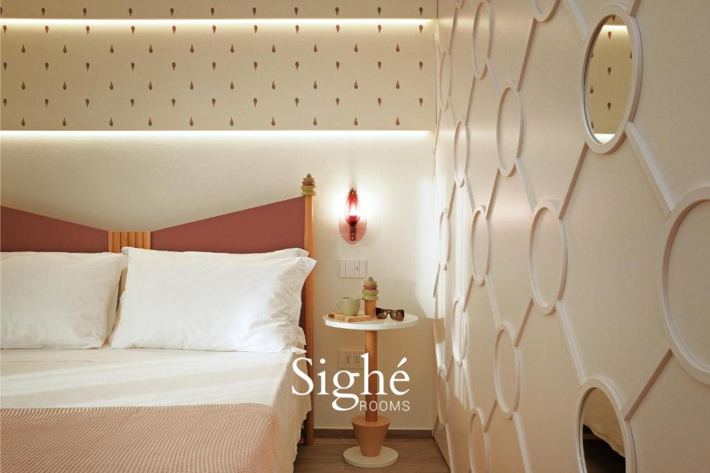Posteľ alebo postele v izbe v ubytovaní Sighé Boutique Rooms - Stanze vicine all'Ospedale Panico - Soggiorno Elegante a pochi minuti di auto da Castro, Tricase Porto e Marina Serra