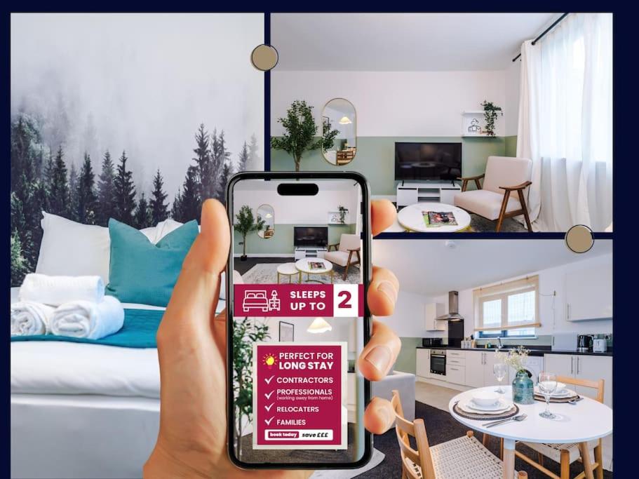 una persona sosteniendo un celular en una sala de estar en Cozy 1 Bedroom Apartment, Prime Location , Free Parking en Mánchester