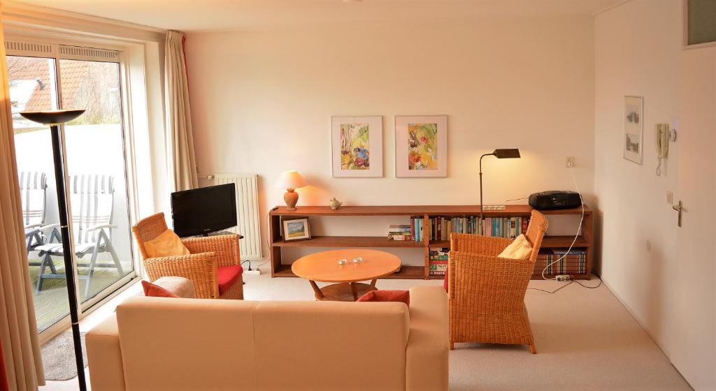een woonkamer met een bank en een tafel bij DU121 - spacious apartment in the centre in Domburg