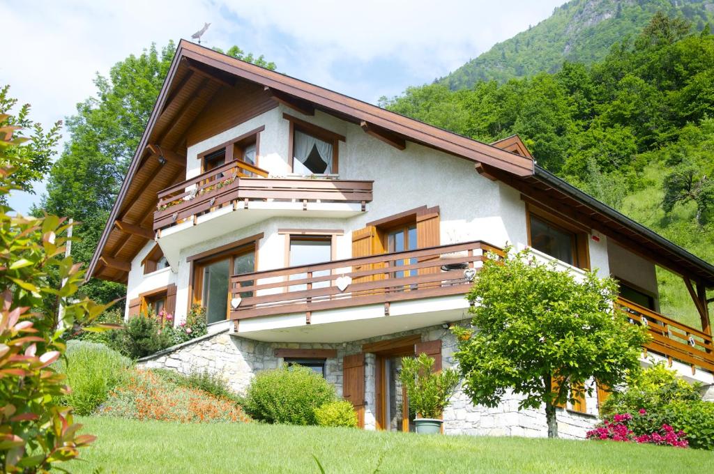 una casa con balcones de madera en un lateral en Gîte de La Belle Étoile en Mercury