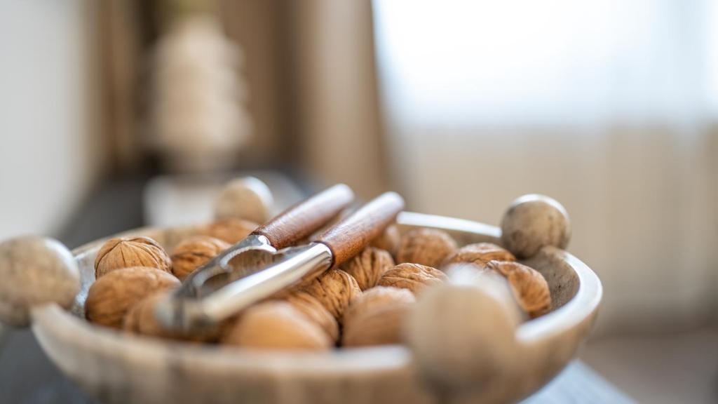 a wooden bowl of nuts with a group of stethoscopes at GELI Homes L1 - 2x Zimmer, 2x Kingsize Bett, 1 bis 4 Personen, Parkplatz, TV, Wifi, top Küche, Kaffee, Tee in Lünen