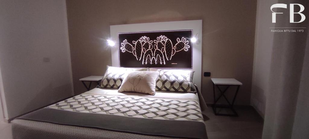 una camera da letto con un letto illuminato di Albergo Da Bittu a Samughèo