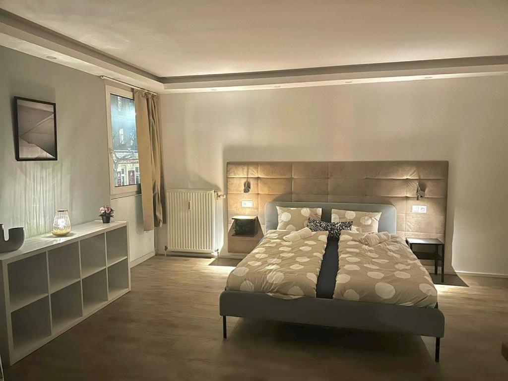 Schlafzimmer mit einem Bett mit einem Kopfteil und einem Fenster in der Unterkunft AR Living Vienna Klosterneuburger Studios in Wien