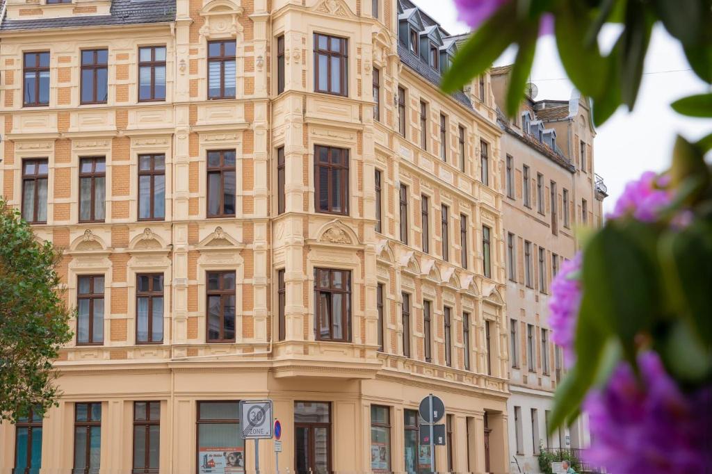 ein großes Gebäude mit Fenstern auf einer Stadtstraße in der Unterkunft Stilvolle FeWo Augusta III in Görlitz