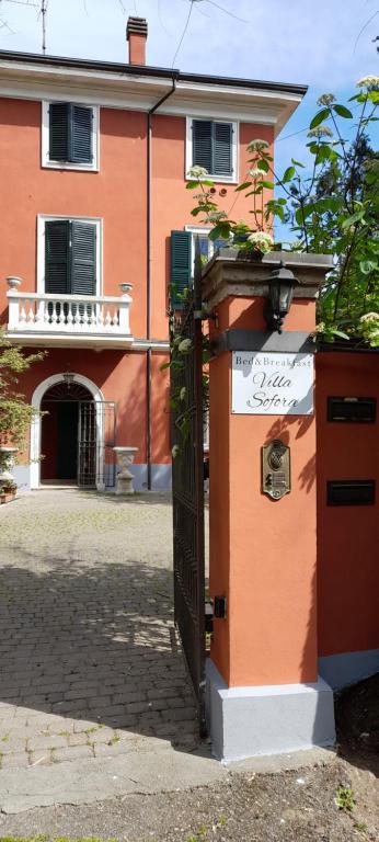 un edificio con un buzón delante de él en B&B Villa Sofora en Reggio Emilia
