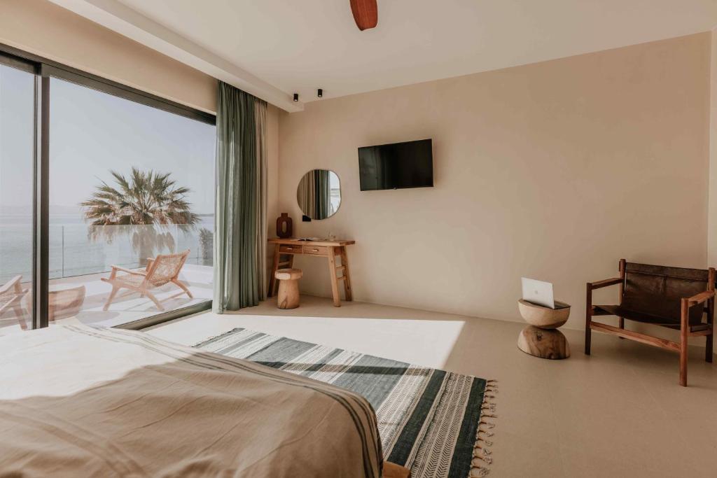 Posteľ alebo postele v izbe v ubytovaní Ostrako Beachside Suites
