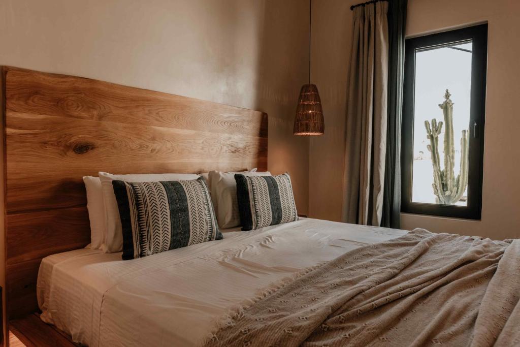 Posteľ alebo postele v izbe v ubytovaní Ostrako Beachside Suites
