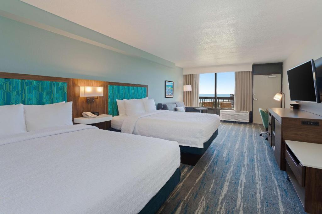 Postel nebo postele na pokoji v ubytování Hampton Inn Cocoa Beach