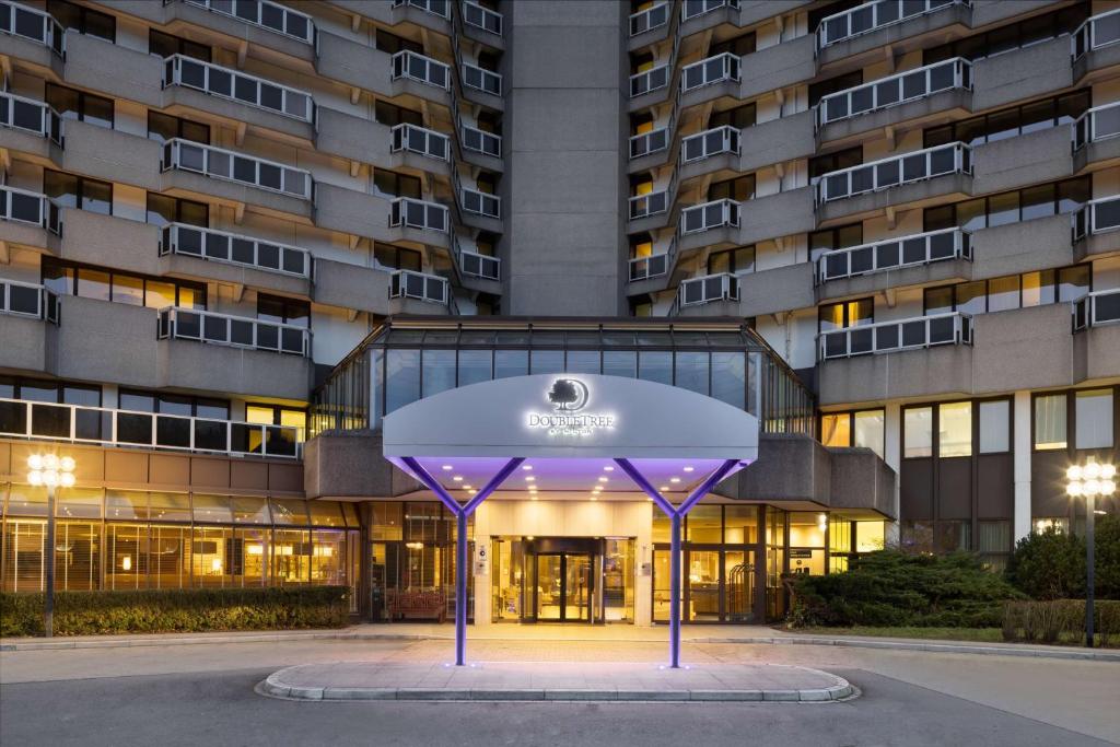un edificio con una estructura púrpura delante de él en DoubleTree by Hilton Luxembourg en Luxemburgo