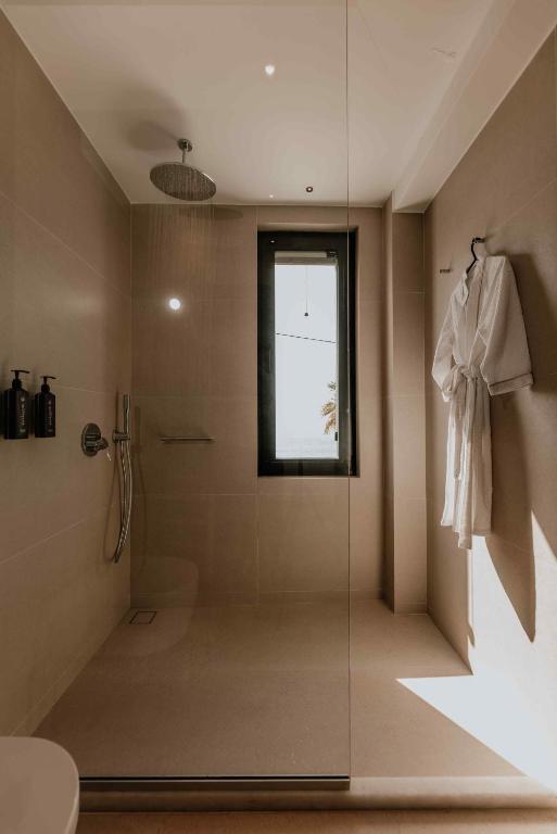 Kúpeľňa v ubytovaní Ostrako Beachside Suites