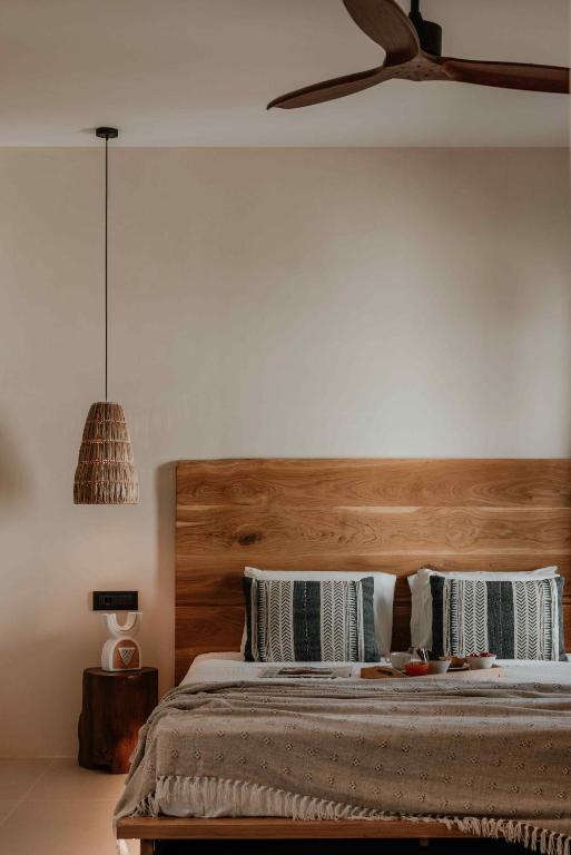 Posteľ alebo postele v izbe v ubytovaní Ostrako Beachside Suites