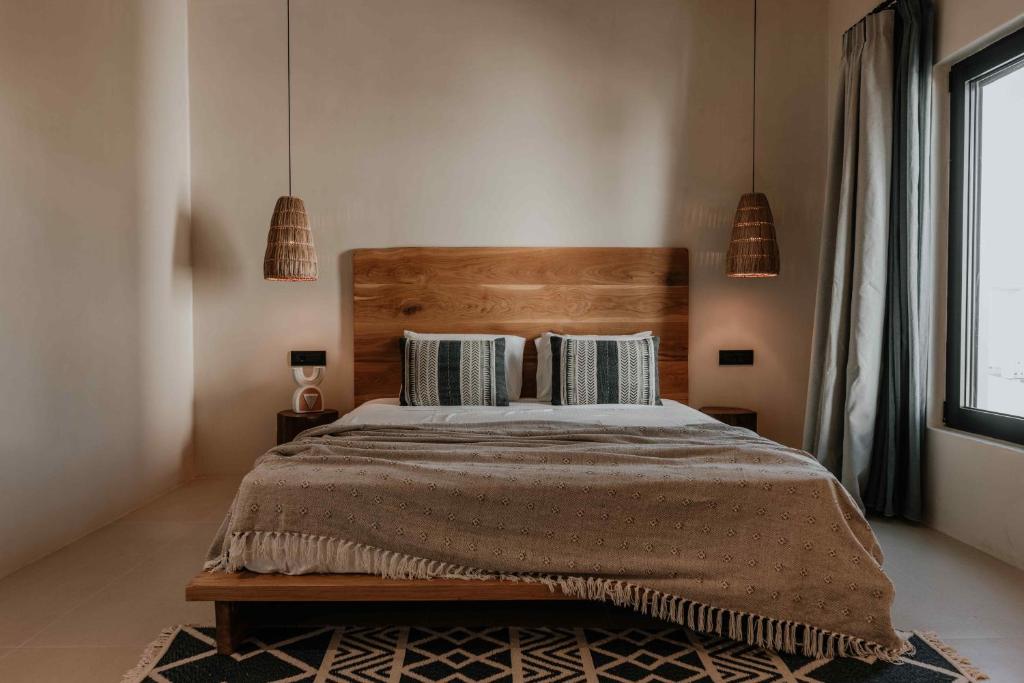 Posteľ alebo postele v izbe v ubytovaní Ostrako Beachside Suites