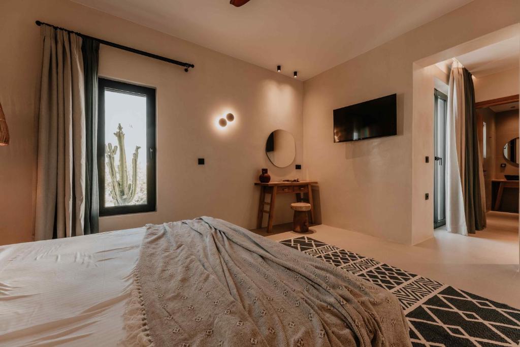 Posteľ alebo postele v izbe v ubytovaní Ostrako Beachside Suites