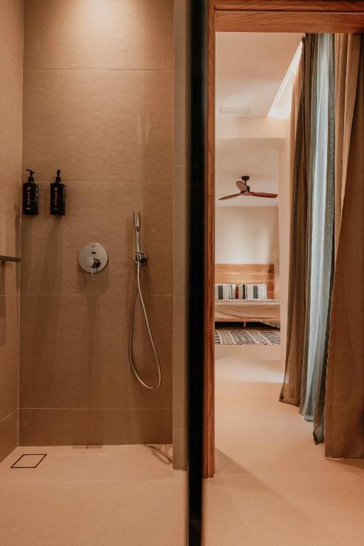 Kúpeľňa v ubytovaní Ostrako Beachside Suites