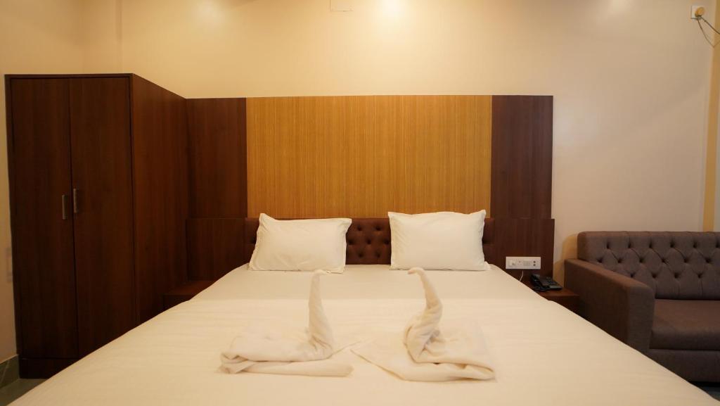 Postel nebo postele na pokoji v ubytování Hotel New Sagar Priya !! Beachfront with Swimming Pool !!