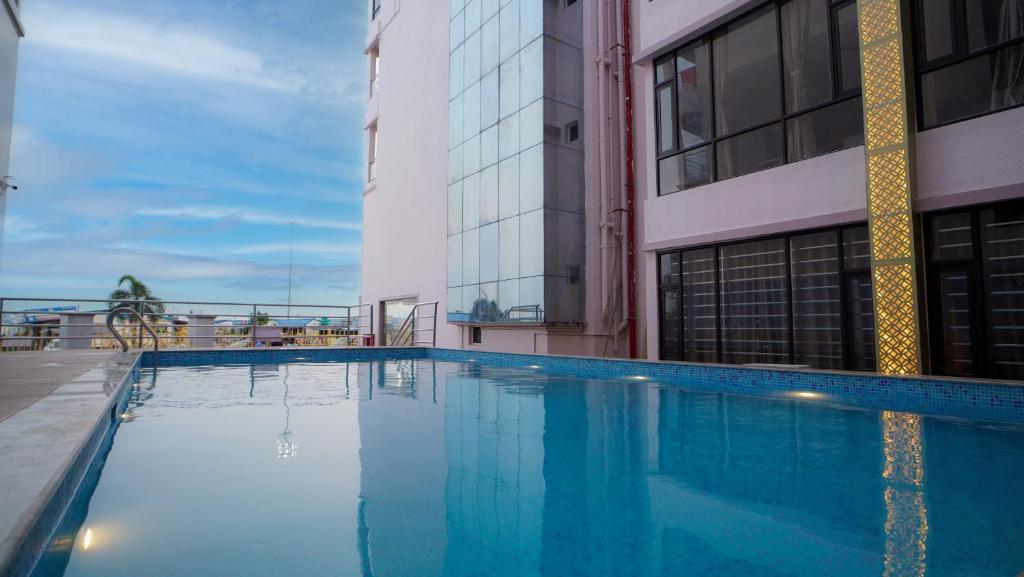 Bazén v ubytování Hotel New Sagar Priya !! Beachfront with Swimming Pool !! nebo v jeho okolí