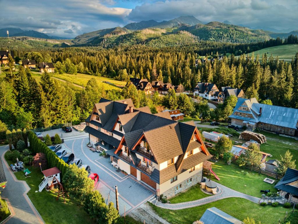 eine Luftansicht eines Resorts mit Bergen im Hintergrund in der Unterkunft Dom Wczasowy Na Polanie in Małe Ciche