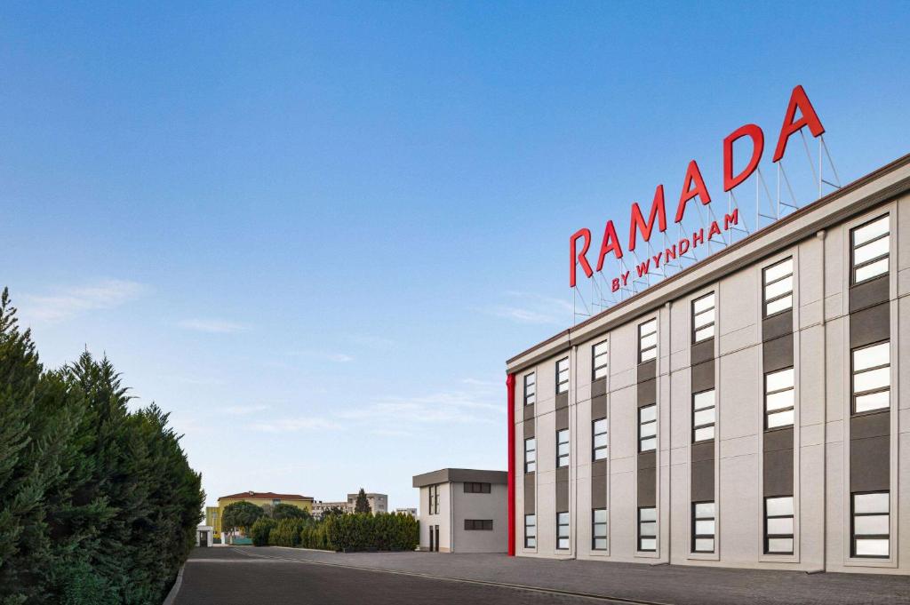 un edificio con un cartel encima en Ramada by Wyndham Karacabey en Bursa