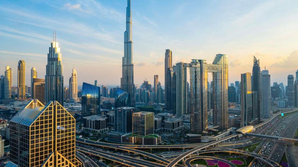 una vista de una gran ciudad con muchos edificios altos en Kempinski The Boulevard Dubai, en Dubái