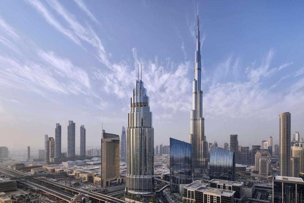 Kempinski The Boulevard Dubai في دبي: اطلاله على مدينه فيها ناطحتين سحاب طويلتين