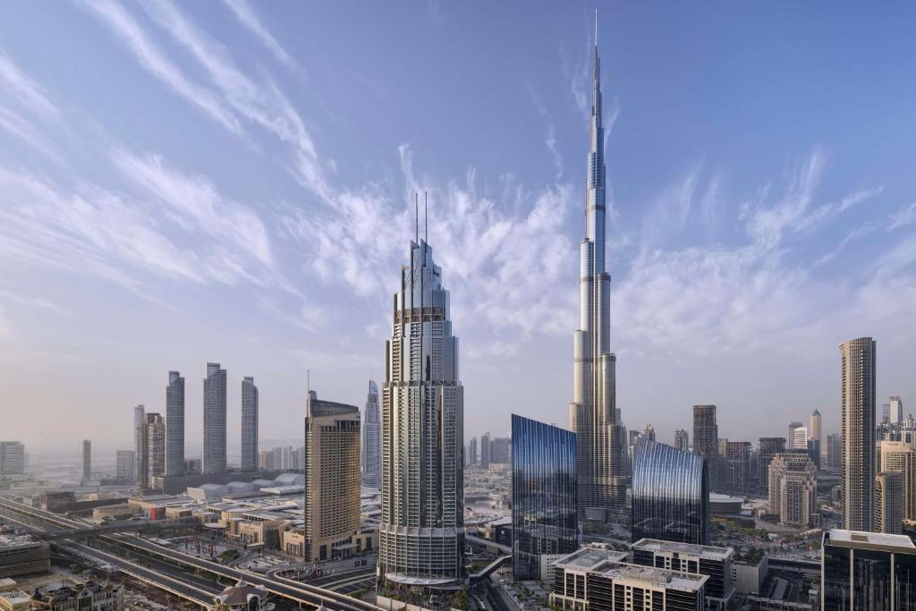 Blick auf eine Stadt mit zwei hohen Wolkenkratzern in der Unterkunft Kempinski The Boulevard Dubai in Dubai