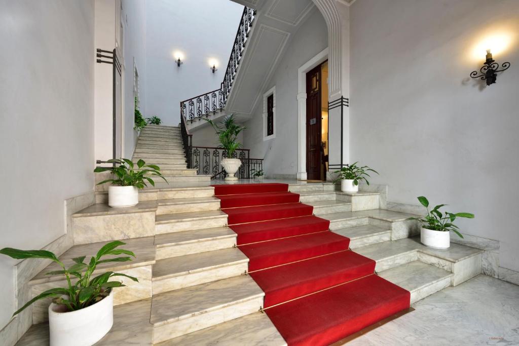 escalera de moqueta roja con alfombra roja en A Casa Di Laura, en Catania
