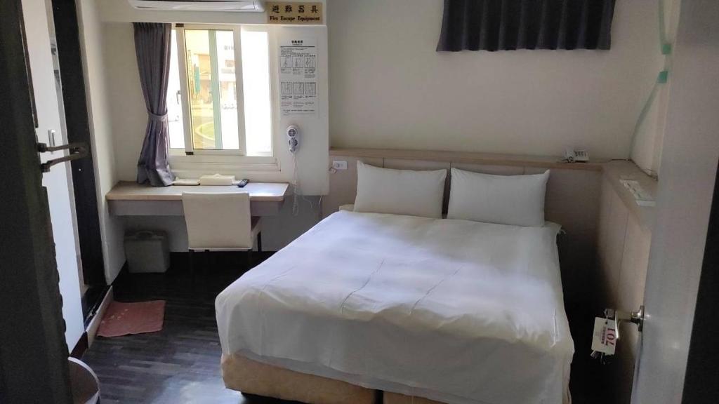Postel nebo postele na pokoji v ubytování 微旅時尚旅店