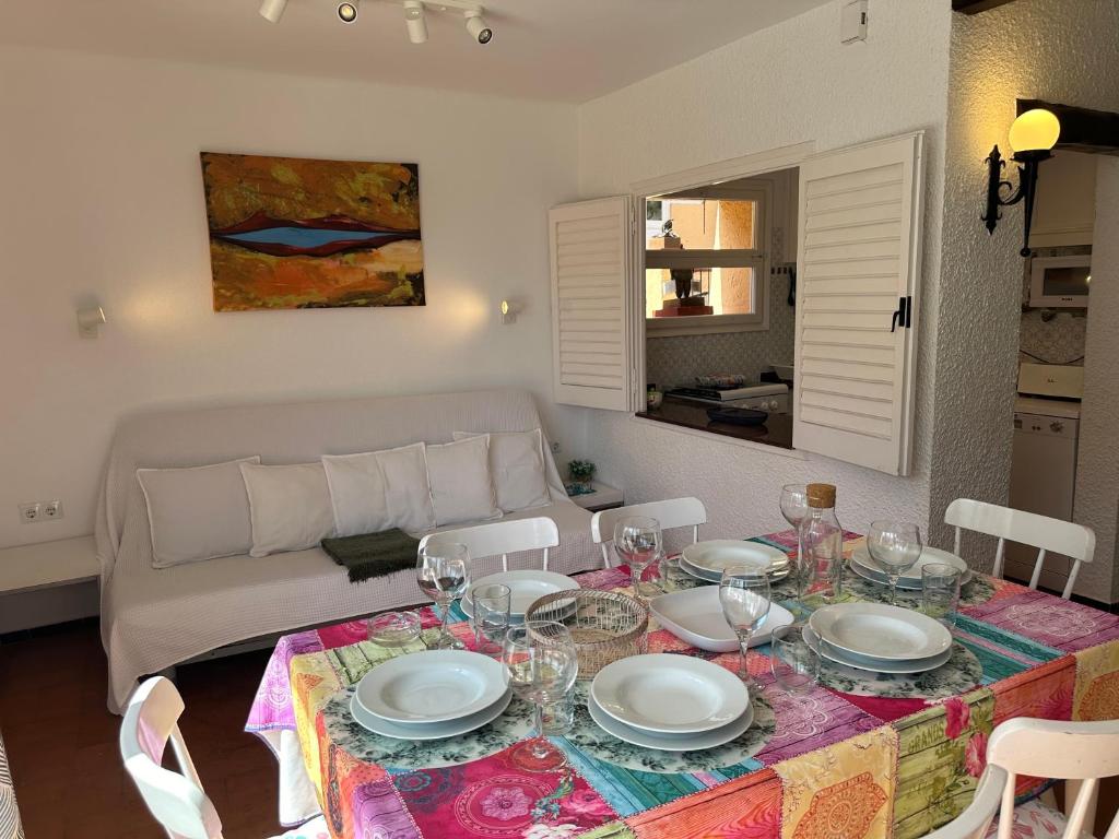 Posedenie v ubytovaní Casa con jardín a 25 metros de la playa. LA T.