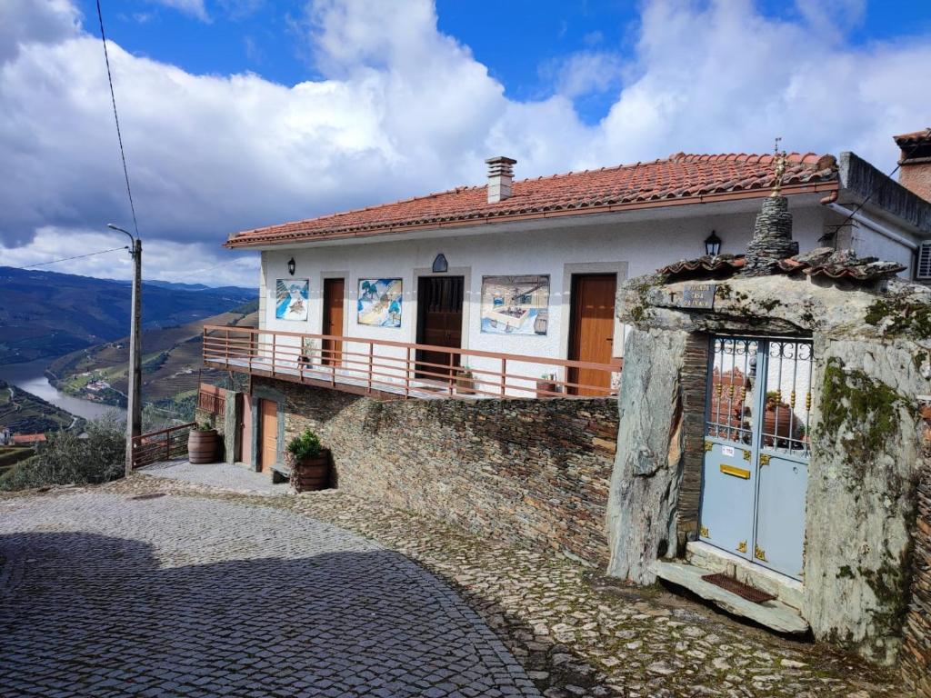 une maison sur le flanc d'une montagne dans l'établissement Vivenda Casa da Fraga, à Alijó