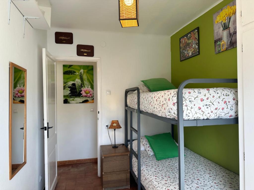 Posteľ alebo postele v izbe v ubytovaní Casa con jardín a 25 metros de la playa. LA T.
