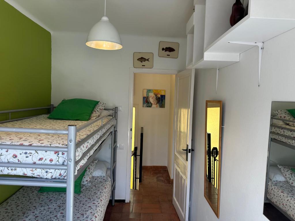 Posteľ alebo postele v izbe v ubytovaní Casa con jardín a 25 metros de la playa. LA T.