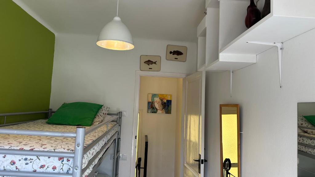 Posteľ alebo postele v izbe v ubytovaní Casa con jardín a 25 metros de la playa. LA T.