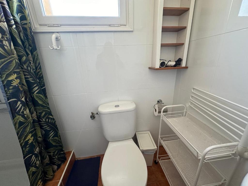 Kúpeľňa v ubytovaní Casa con jardín a 25 metros de la playa. LA T.