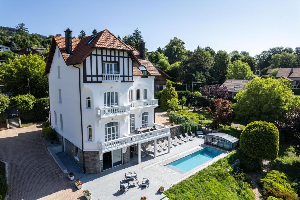 - une vue aérienne sur une maison avec une piscine dans l'établissement La Villa Concorde, à Gérardmer