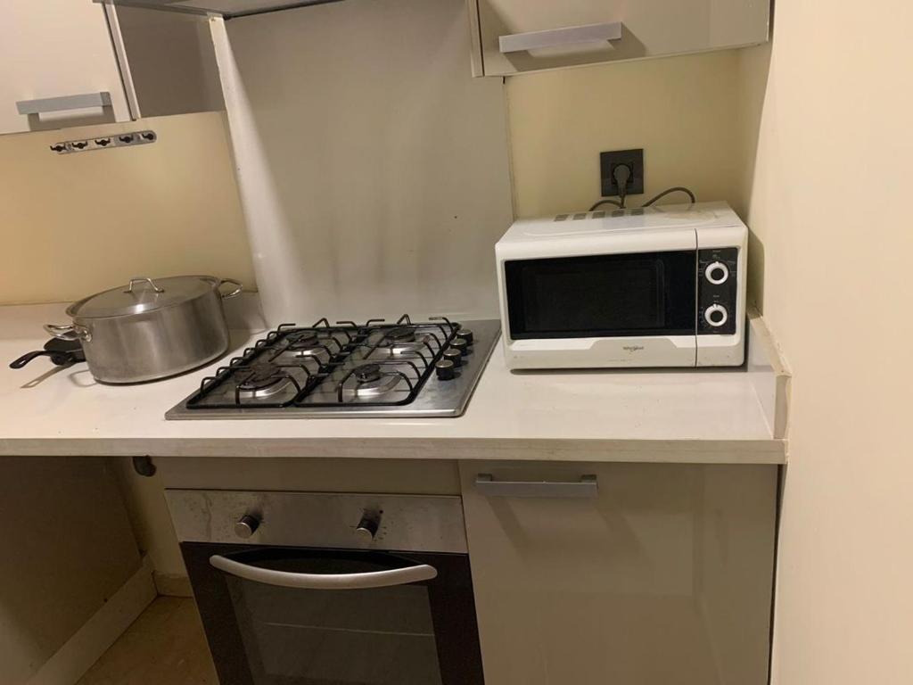 a kitchen with a stove and a microwave on a counter at Appartement meublé à Casablanca in Casablanca