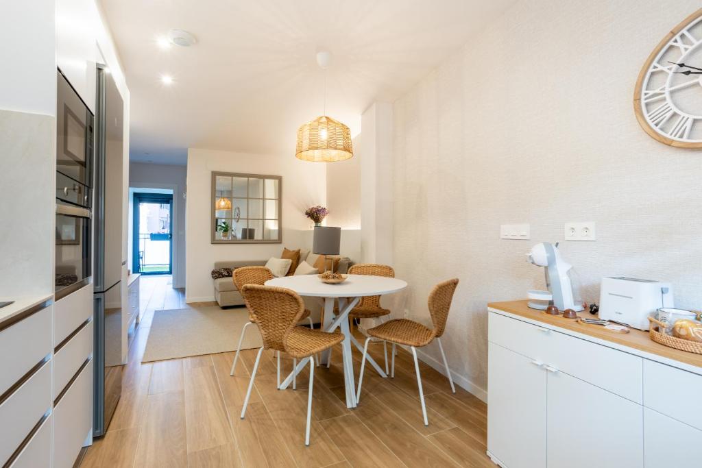 a kitchen and living room with a table and chairs at Gernika Suite in Guernica y Luno