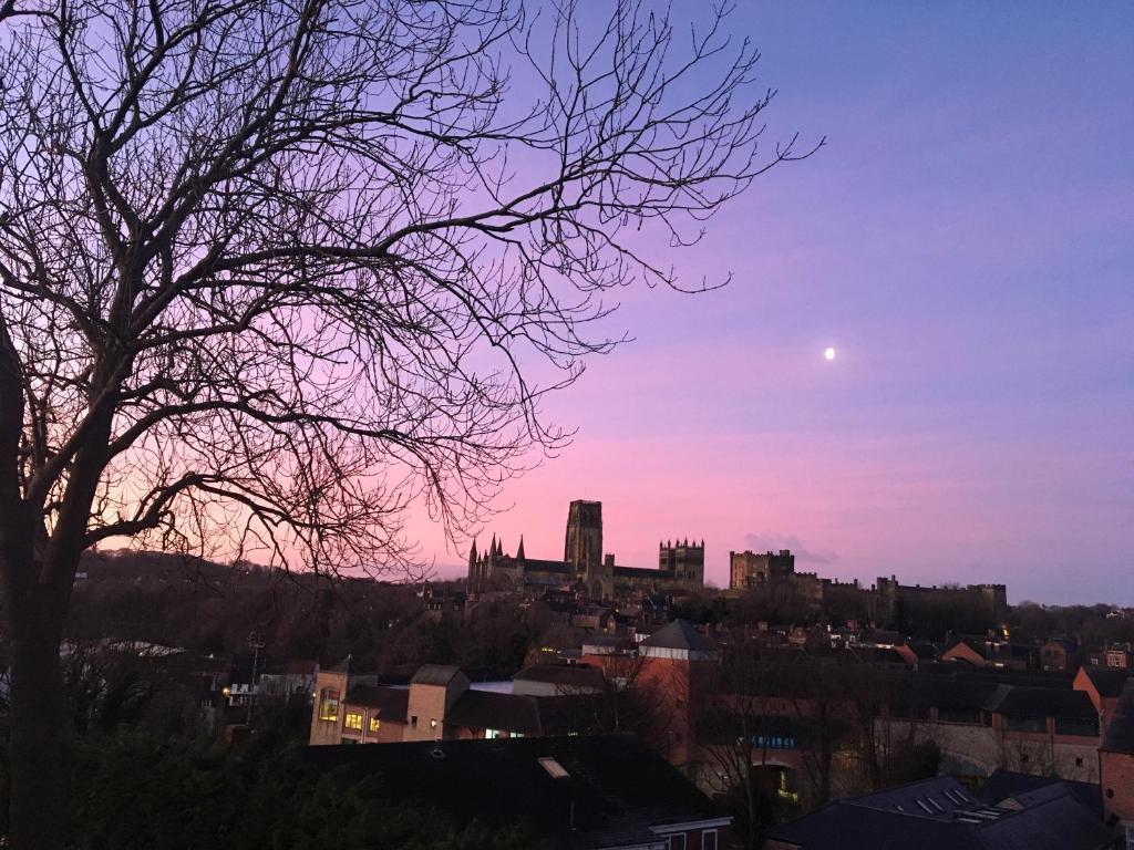 uma vista de uma cidade com a lua no céu em Durham Cathedral View em Durham