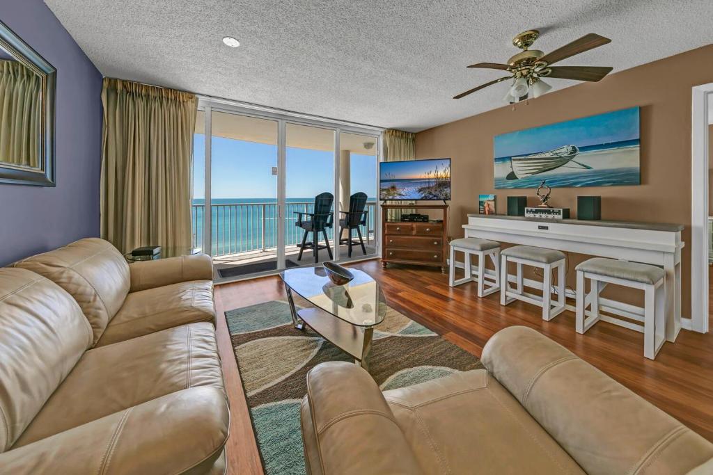 sala de estar con sofá y mesa en Long Beach Resort 4-902, en Panama City Beach