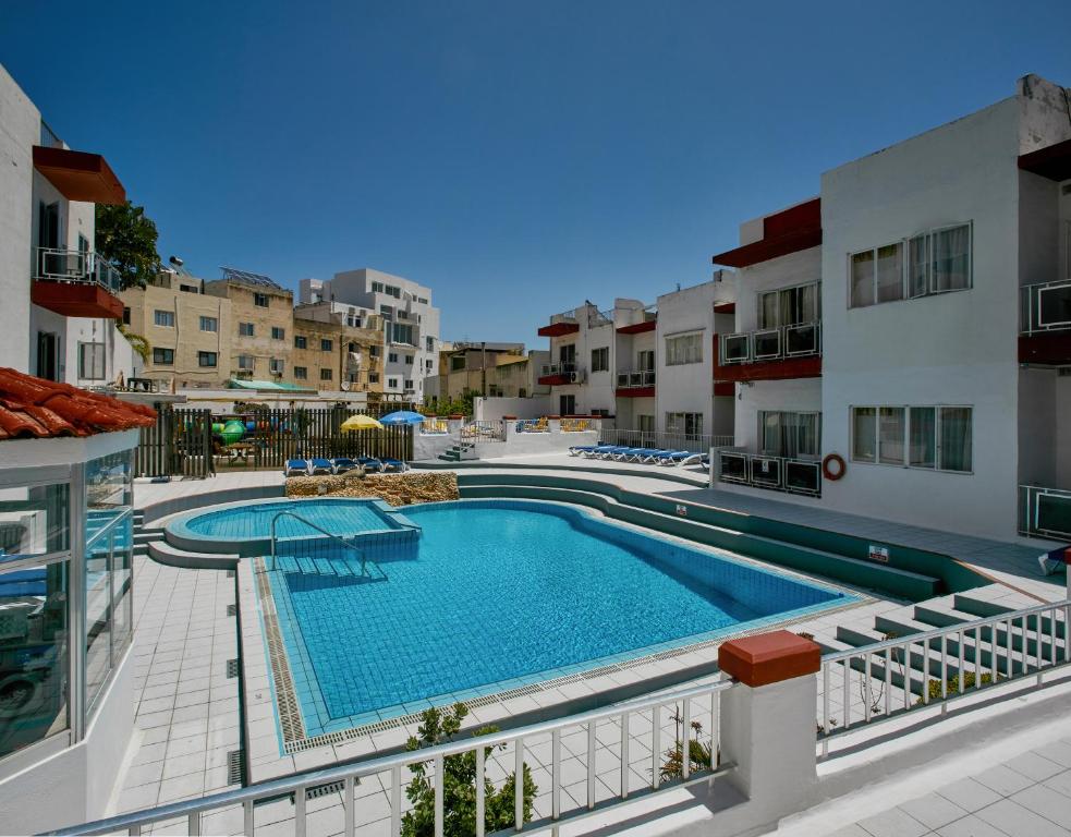 a swimming pool in the middle of a building at Garden View Apartment No 20 in Is-Swieqi