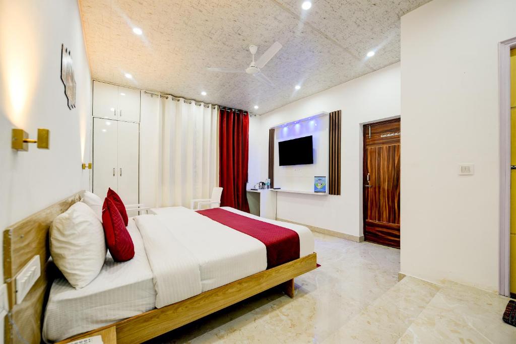 una camera d'albergo con letto e TV di Hotel Shiva Lake Mussoorie - 360 Degree View - Free Parking a Mussoorie