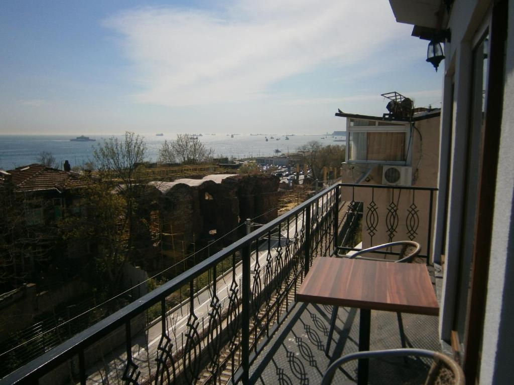 balcón con mesa y vistas al océano en NOS HOTEL, en Estambul